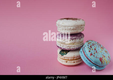 Macarons su sfondo rosa, splendidi dessert Foto Stock