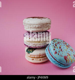 Francese macaron colorati su un sfondo rosa Foto Stock