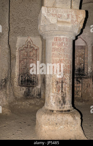 Il bassorilievo, del IV secolo, interno, Monastero di Geghard, provincia di Kotayk, Yerevan, Armenia Foto Stock