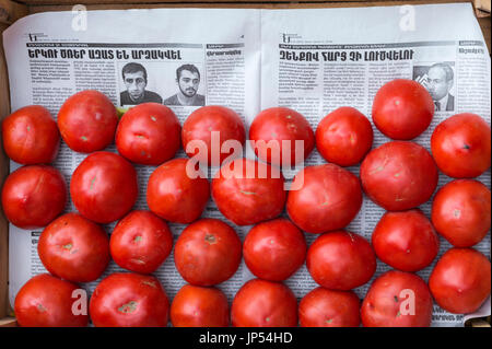 Strada stand con vendita di frutta organica esposto sul giornale, Ararat Provincia, Armenia Foto Stock