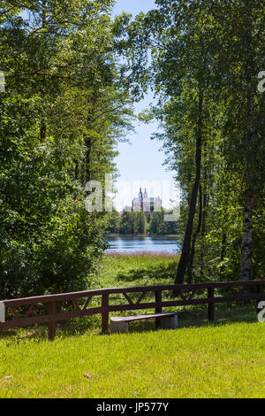 Ex Monastero di Kameduly dal lago Wigry, Polonia Foto Stock