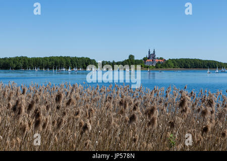 Ex Monastero di Kameduly dal lago Wigry, Polonia Foto Stock