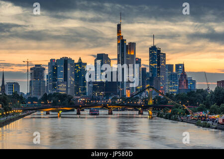 Guardando attraverso il fiume principale al CBD a Francoforte sul Meno in Germania Foto Stock