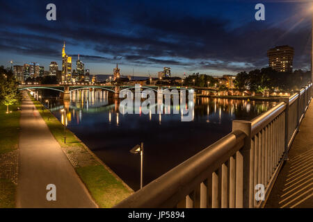 Guardando attraverso il fiume principale al CBD di Francoforte Foto Stock