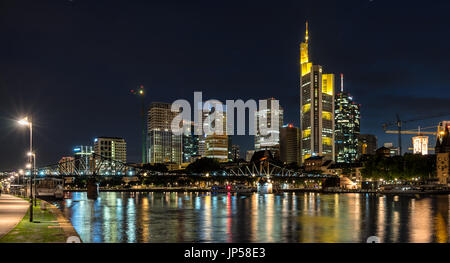 Guardando attraverso il fiume principale al CBD a Francoforte sul Meno in Germania Foto Stock