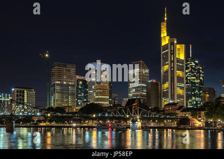 Guardando attraverso il fiume principale al CBD a Francoforte sul Meno in Germania Foto Stock