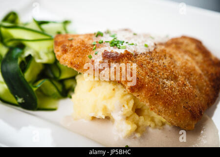 Cotoletta di pollo con purè di patate Foto Stock