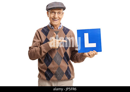 Senior tenendo un L-segno e puntamento isolati su sfondo bianco Foto Stock