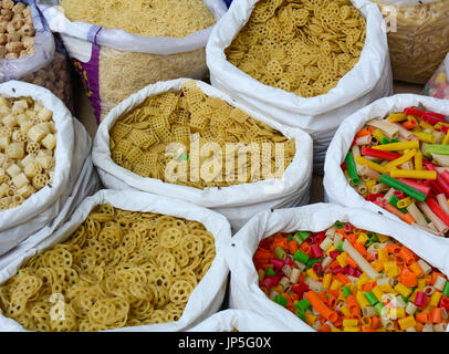 Vendita di tagliolini secchi e gli alimenti a un mercato delle spezie nella Vecchia Delhi, India. Foto Stock