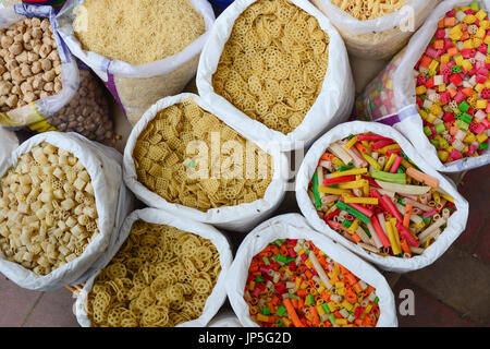 Vendita di tagliolini secchi e gli alimenti a Chandni Chowk Mercato nella Vecchia Delhi, India. Il Chandni Chowk (Moonlight Square) è uno dei più antichi e più trafficati mar Foto Stock