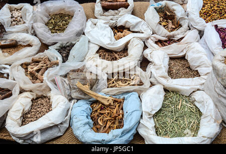 A base di erbe essiccate a Chandni Chowk Mercato nella Vecchia Delhi, India. Il Chandni Chowk (Moonlight Square) è uno dei più antichi mercati nella vecchia Delhi. Foto Stock