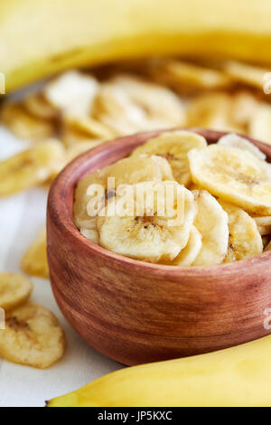 In casa banana chips (essiccato fritte e fette di banana) nella ciotola di legno Foto Stock