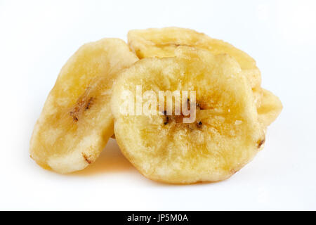 In casa banana chips (essiccato fritte e fette di banana) isolato su sfondo bianco Foto Stock