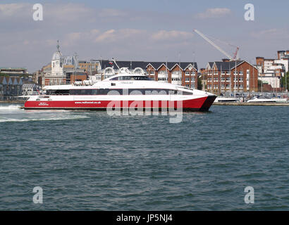 Imbuto Rosso catamarano passeggeri di lasciare la città Quay, Southampton in rotta verso l'Isola di Wight Foto Stock