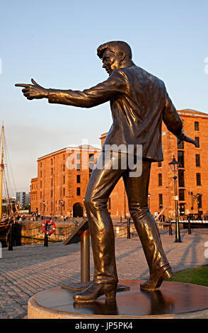 Statua di 60s british pop singer Billy Fury dallo scultore Tom Murphy all'Albert Dock, Liverpool Foto Stock
