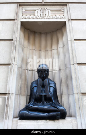 La notte di una scultura in basalto nero al Mersey del Tunnel George's Dock ventilazione & stazione di controllo, Pier Head, Liverpool Foto Stock