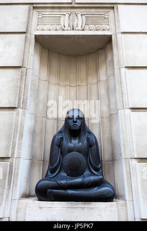 Giorno scultura in basalto nero al Mersey del Tunnel George's Dock ventilazione & stazione di controllo, Pier Head, Liverpool Foto Stock