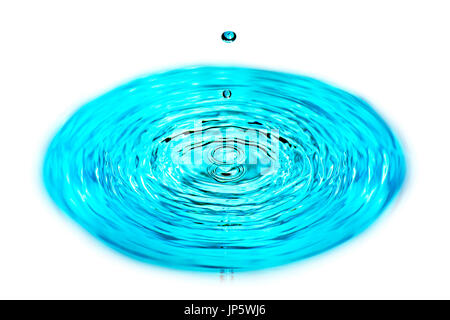 Goccia di acqua cade in acqua su bianco Foto Stock