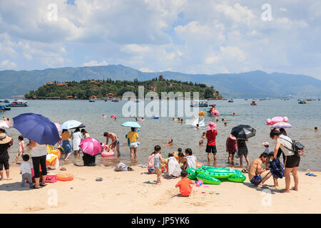 Yuxi, Cina - 29 Luglio 2017: turisti cinesi su una spiaggia del Lago Fuxian in Yunnan, thid il lago più profondo in Cina. Si trova halfwy fra th Foto Stock