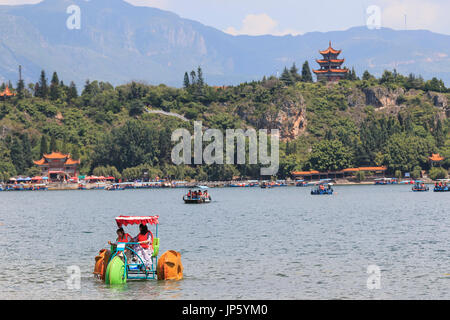 Yuxi, Cina - 29 Luglio 2017: turisti cinesi nel lago Fuxian in Yunnan, thid il lago più profondo in Cina. Si trova halfwy fra il capitale K Foto Stock