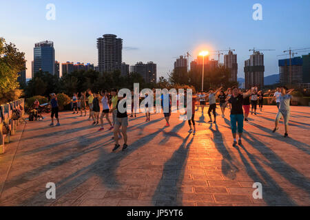 Yuxi, Cina - 29 Luglio 2017: Il popolo cinese dancing in Nie Er Music Square Park, uno dei più grandi in Yuxi. Foto Stock