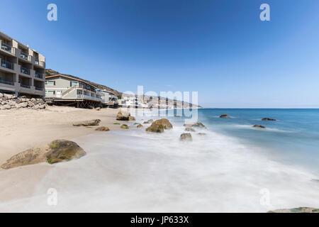 Malibu Beach case con motion blur surf vicino a Los Angeles in California del Sud. Foto Stock
