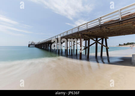 Il molo di Malibu Beach con motion blur oceano pacifico acqua vicino a Los Angeles in California del Sud. Foto Stock