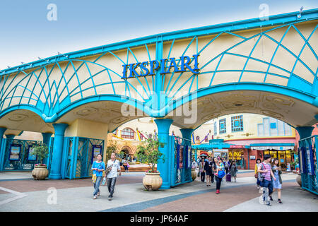 L'ingresso di Ikspiari, un famoso centro commerciale e complesso di divertimenti situato in Urayasu, Maihama, Giappone Foto Stock