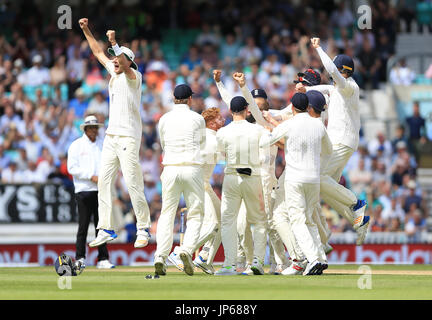 I giocatori inglesi celebrano la vittoria sul Sudafrica durante il quinto giorno del terzo test Investec al Kia Oval di Londra. PREMERE ASSOCIAZIONE foto. Data immagine: Lunedì 31 luglio 2017. Vedi storia della PA CRICKET England. Il credito fotografico dovrebbe essere: Nigel French/PA Wire. Foto Stock