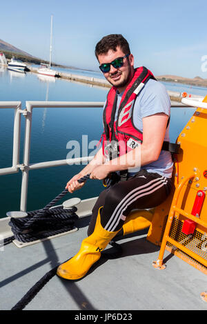 Scialuppa di salvataggio maschio membro di equipaggio, RNLI Valentia Island, nella contea di Kerry Irlanda Foto Stock