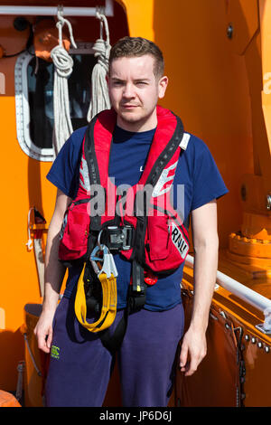 Scialuppa di salvataggio maschio membro di equipaggio, RNLI Valentia Island, nella contea di Kerry Irlanda Foto Stock