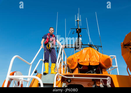 Scialuppa di salvataggio maschio membro di equipaggio, RNLI Valentia Island, nella contea di Kerry Irlanda Foto Stock