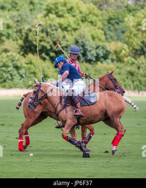 Leadenham Polo Club, Lincolnshire, Inghilterra - una partita di polo di essere riprodotti su un colpo estati pomeriggio Foto Stock