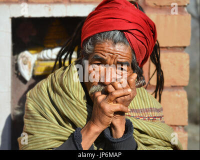 Sadhu nepalese con tubo Chillum, Muktinath. Foto Stock