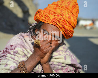 Sadhu nepalese con tubo Chillum, Muktinath. Foto Stock