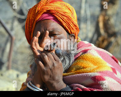 Sadhu nepalese con tubo Chillum, Muktinath. Foto Stock