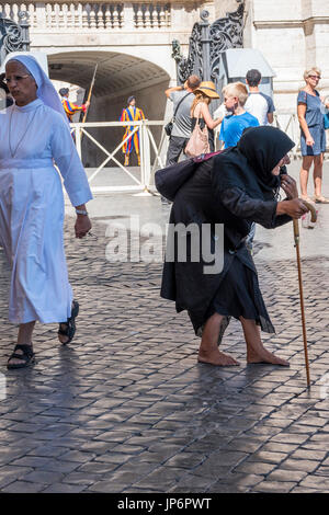 Beggar / mendicare presso il Vaticano , Roma , Italy Foto Stock