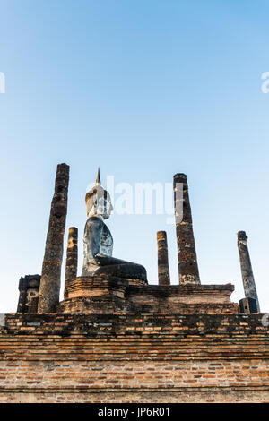 Statua del Buddha al Wat Mahathat tempio di Sukhothai parco storico della Thailandia Foto Stock