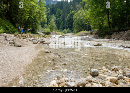 Il sentiero e Partnach Fiume nei pressi di Partnach Gorge - Partnachklamm, Garmisch-Partenkirchen, Alta Baviera, Baviera, Germania Foto Stock