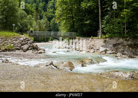 Il sentiero e Partnach Fiume nei pressi di Partnach Gorge - Partnachklamm, Garmisch-Partenkirchen, Alta Baviera, Baviera, Germania Foto Stock