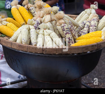 I calli bollita in una strada del mercato ; Tailandia Foto Stock