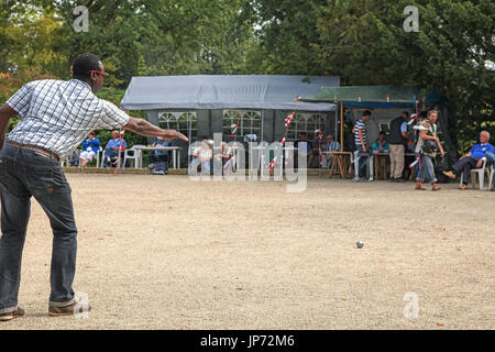 GRONINGEN, PAESI BASSI-agosto 20th: l uomo il gioco delle bocce presso il Martini Masters di Groningen nei Paesi Bassi sul ventesimo di Au Foto Stock