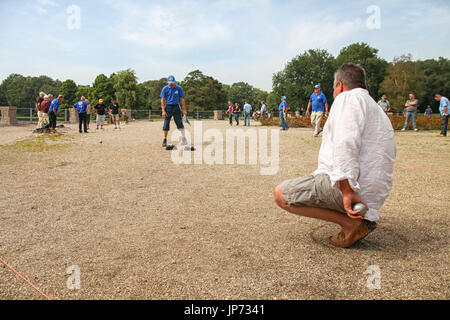 GRONINGEN, PAESI BASSI-agosto 20th: l uomo il gioco delle bocce presso il Martini Masters di Groningen nei Paesi Bassi sul ventesimo di Au Foto Stock