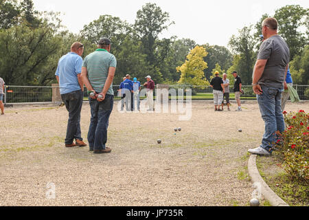 GRONINGEN, PAESI BASSI-agosto 20th: l uomo il gioco delle bocce presso il Martini Masters di Groningen nei Paesi Bassi sul ventesimo di Au Foto Stock