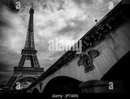 La Torre Eiffel a Parigi fotografati da un viaggio in barca lungo il fiume Senna Foto Stock