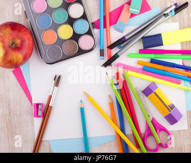 Vista dall'alto di forniture scolastiche su collage paper sulla scrivania in legno Foto Stock