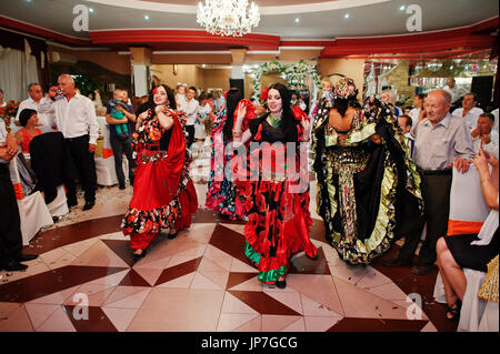 Zalishchyky, Ucraina- Agosto 28, 2016: Zingari ballare e cantare sulla cerimonia di matrimonio nel ristorante. Foto Stock