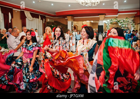 Zalishchyky, Ucraina- Agosto 28, 2016: Zingari ballare e cantare sulla cerimonia di matrimonio nel ristorante. Foto Stock