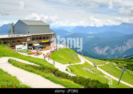 Alpspitze con ristorante Alpspitz, Garmisch-Partenkirchen, Alta Baviera, Baviera, Germania Foto Stock
