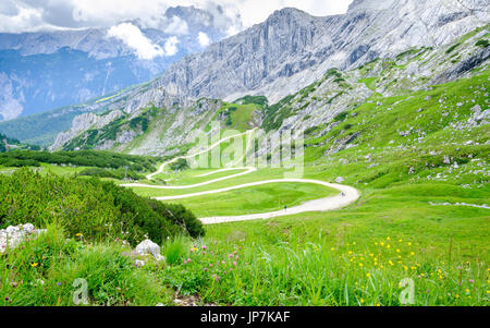 Il sentiero tra il Alpspitz e Hochalm bahn stazioni della funivia, Garmisch-Partenkirchen, Alta Baviera, Baviera, Germania Foto Stock